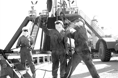 中国石化中原石油工程有限公司在沙特市场进行井架搬迁安装作