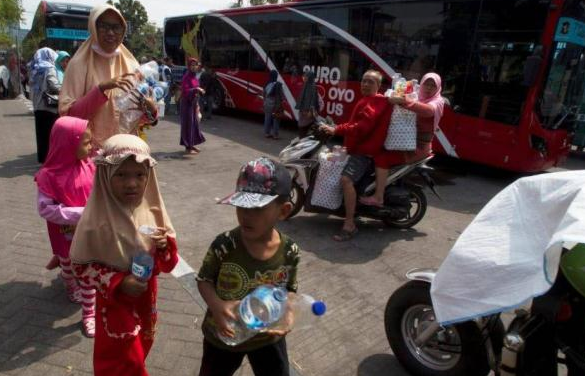 文章2印尼泗水让居民以废塑料瓶换免费车票.png